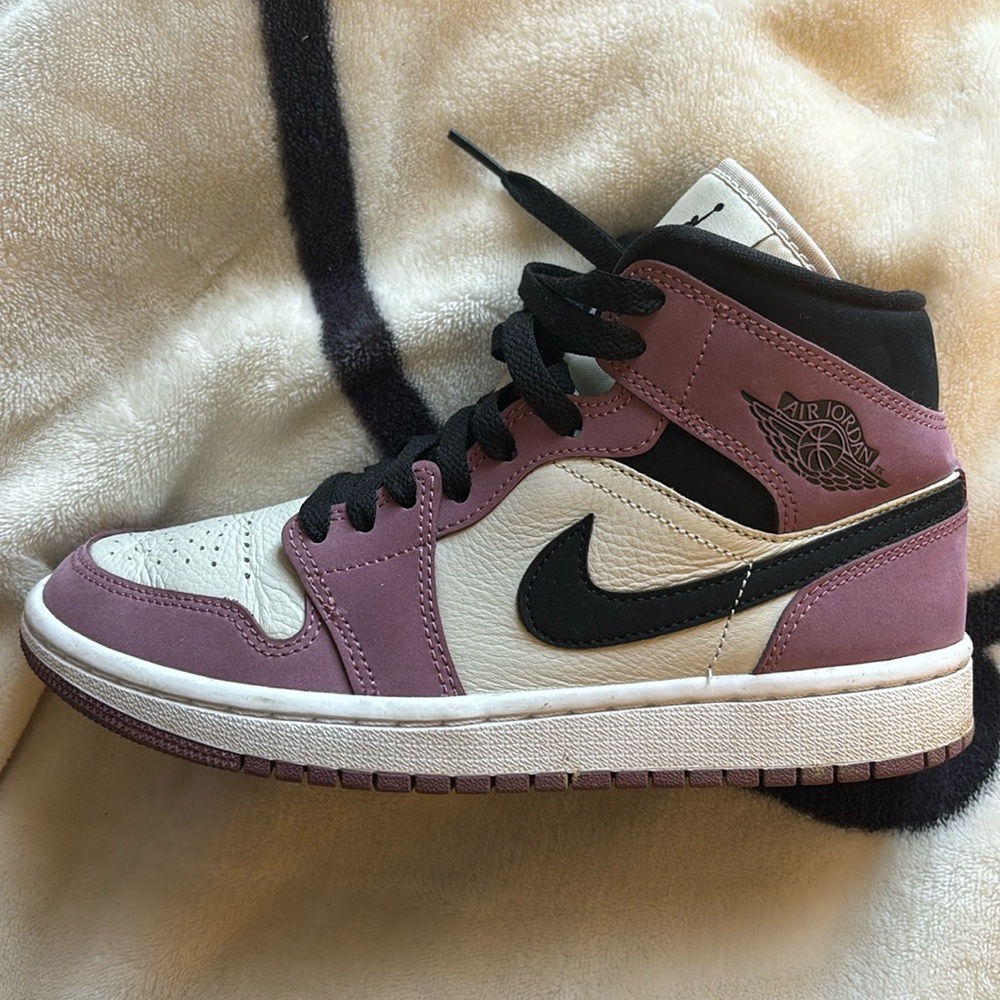 Jordan 1 Mid Women’s Berry Pink